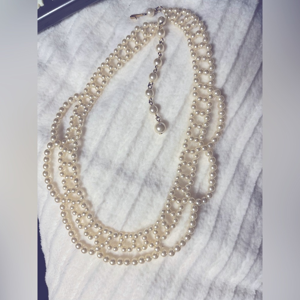 Vintage lustrous faux pearl scalloped style necklace.